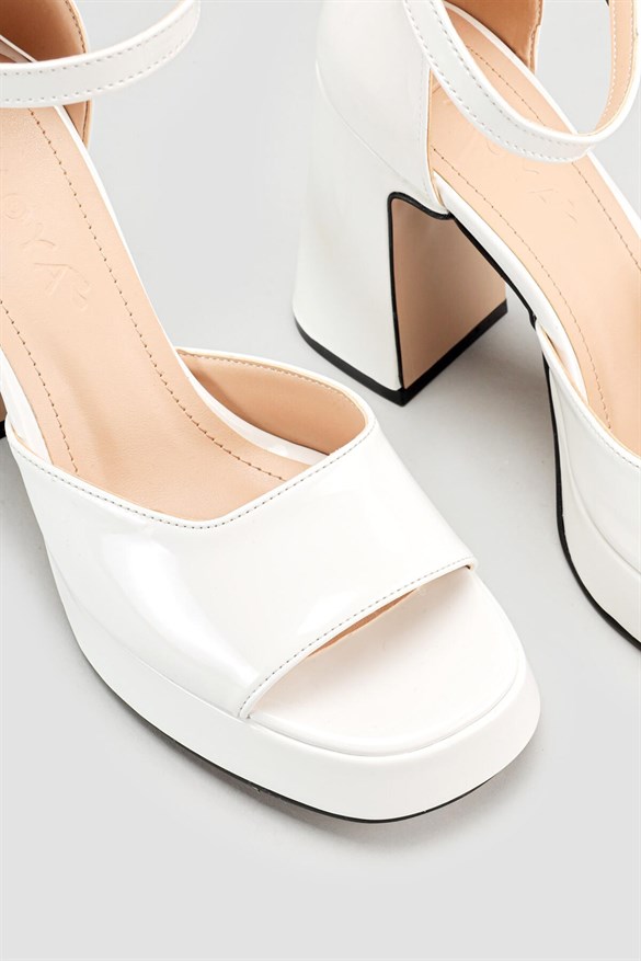 Flora Beyaz Rugan Topuklu Ayakkabı