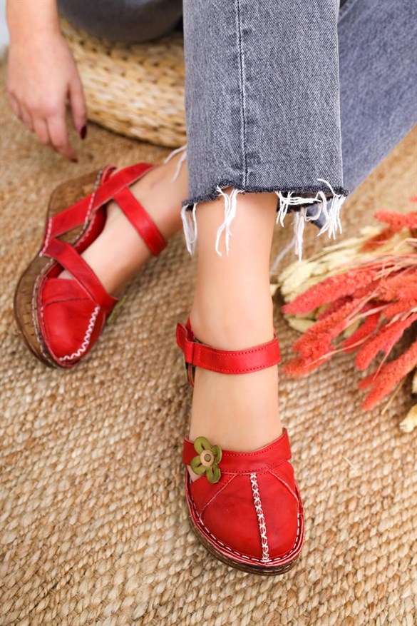 Hakiki Deri Katlyn Kırmızı Çiçek Detaylı Burnu Kapalı Dolgu Topuklu Sandalet