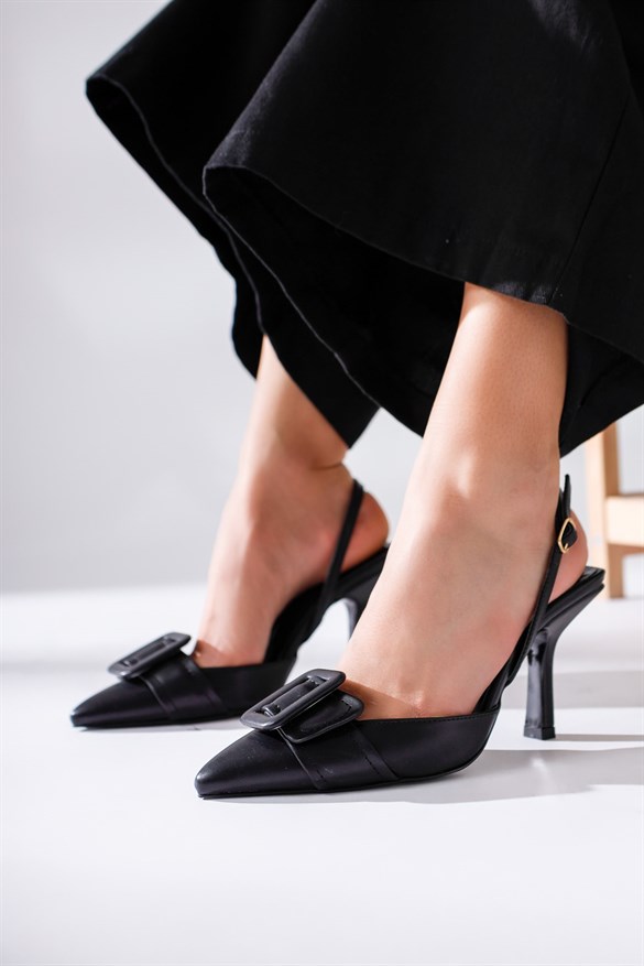 Kayley Siyah Sivri Burunlu Toka Detaylı Topuklu Ayakkabı
