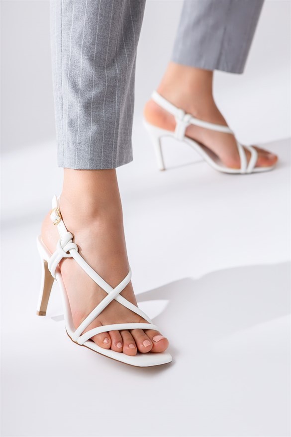 Mariana Beyaz Çapraz Bantlı Topuklu Sandalet