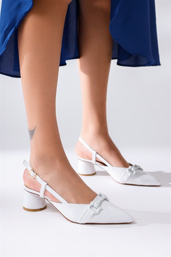 Phyllis Beyaz Sivri Burunlu Toka Detaylı Topuklu Ayakkabı