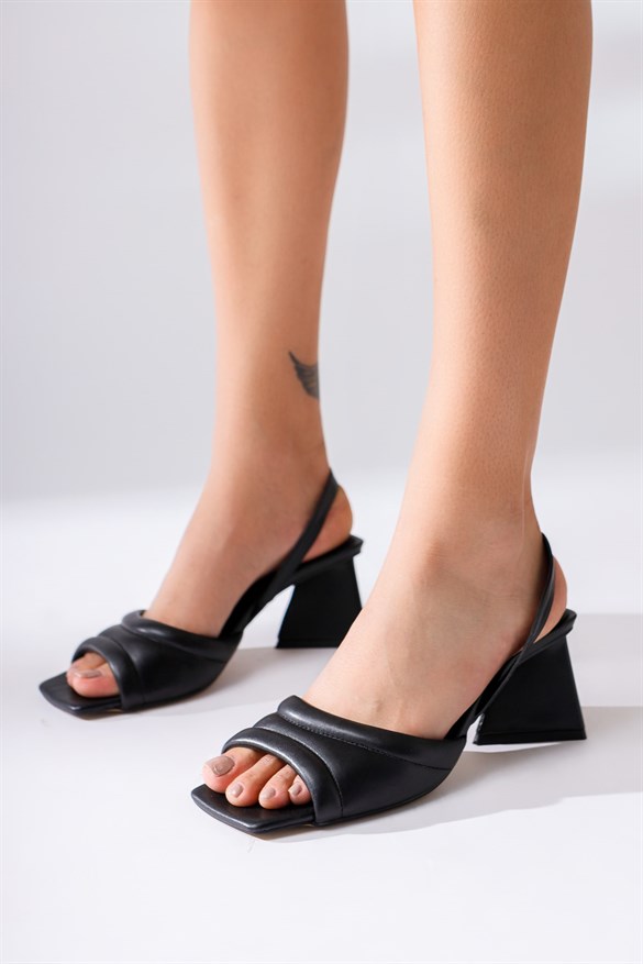 Rebekka Siyah Küt Burunlu Üçgen Topuklu Sandalet