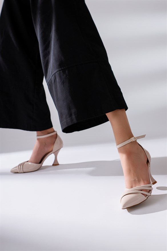 Roberta Bej Sivri Burunlu Bant Detaylı Topuklu Ayakkabı