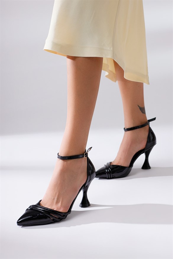 Roberta Siyah Sivri Burunlu Bant Detaylı Topuklu Ayakkabı