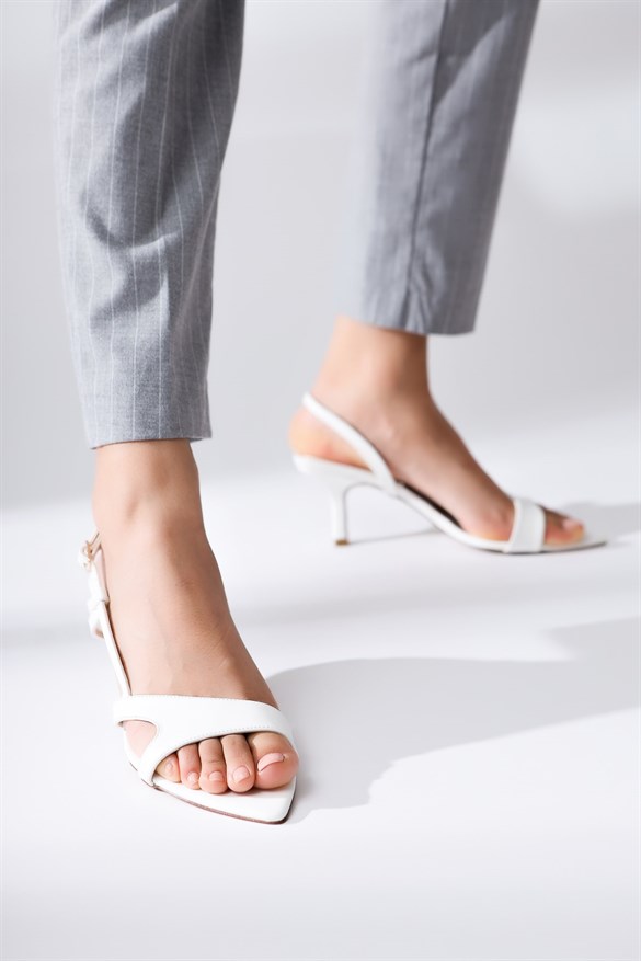 Suzanne Beyaz Sivri Burunlu Bantlı Topuklu Sandalet